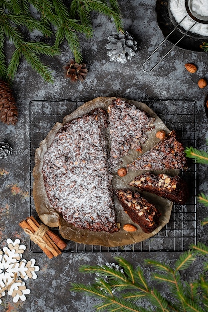 Panforte. traditionele italiaanse kerstcake met noten en gedroogd fruit