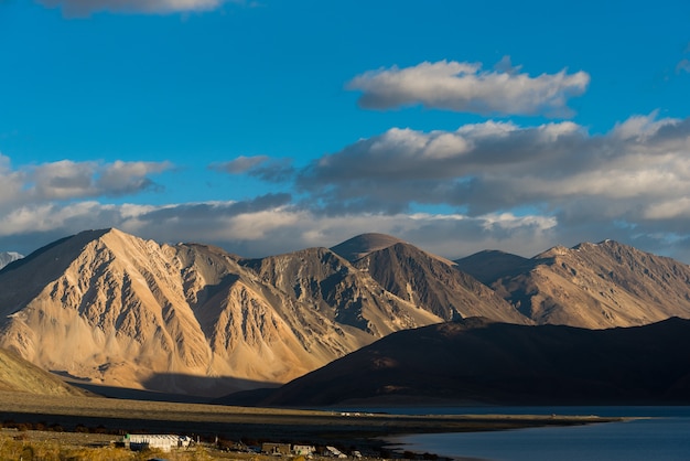 Pangong Lake in Leh Lardakh, India, zeer mooie natuurscène voor reis, blauw zout water contra