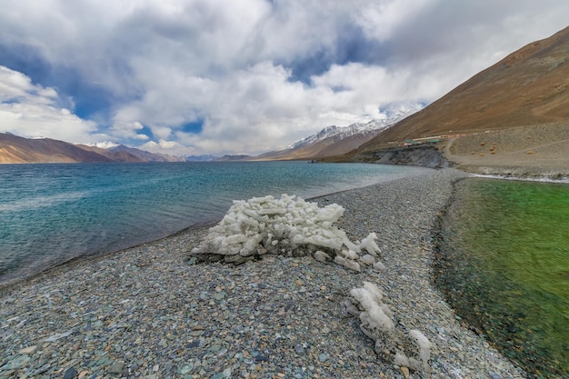 パンゴン湖は世界で最も高い塩水湖ですパンゴン・ツォまたはパンゴン湖ラダック・インド