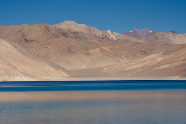 Pangong meer en berg