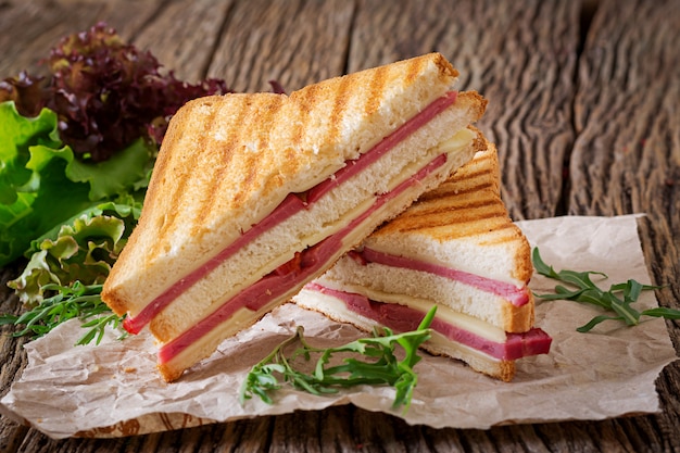 panini met ham en kaas op houten tafel