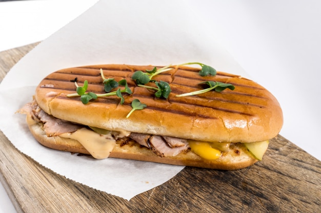 Panini met ham, kaas en sojabonenzaailingen