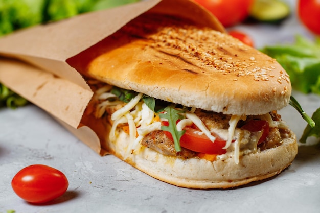 Foto panini sandwich con pollo croccante e insalata di rucola