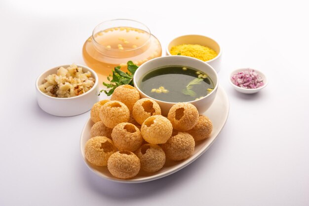 Panipuri o fuchka fhuchka o gupchup o golgappa o pani ke patake è un tipo di snack originario del subcontinente indiano Foto Premium
