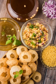Panipuri o fuchka o gupchup o golgappa o pani ke patake è un tipo di snack originario del subcontinente indiano
