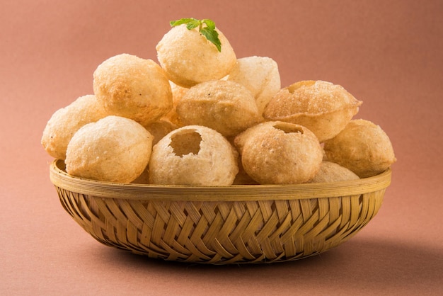 Panipuri 또는 fuchka 또는 gupchup 또는 golgappa 또는 Pani ke Patake는 인도 아대륙에서 시작된 일종의 스낵입니다.