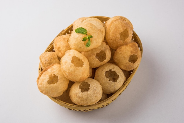 Panipuri 또는 fuchka 또는 gupchup 또는 golgappa 또는 Pani ke Patake는 인도 아대륙에서 시작된 일종의 스낵입니다.
