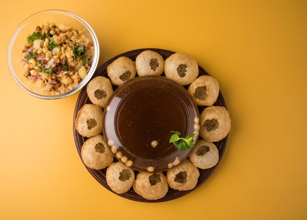 Panipuri 또는 fuchka 또는 gupchup 또는 golgappa 또는 Pani ke Patake는 인도 아대륙에서 시작된 일종의 스낵입니다.