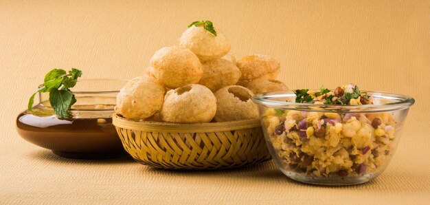 Panipuri of fuchka of gupchup of golgappa of Pani ke Patake is een soort snack die zijn oorsprong vindt in het Indiase subcontinent