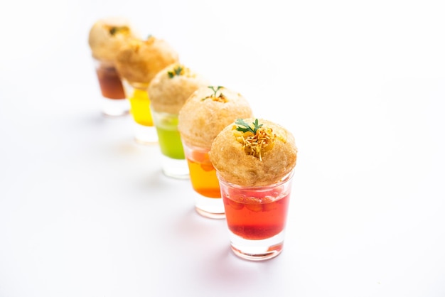 파니푸리 샷 또는 골가파 샷 작은 잔에 담긴 다양한 맛의 물과 속을 채운 인도식 스타터 스낵