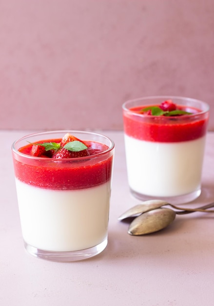 Panna Cotta met aardbeien en munt Dessert Vegetarisch eten