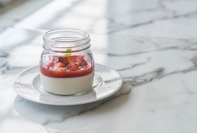 panna cotta met aardbeiensaus