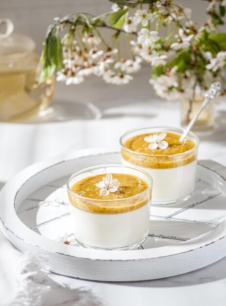 Panna cotta met mangopuree