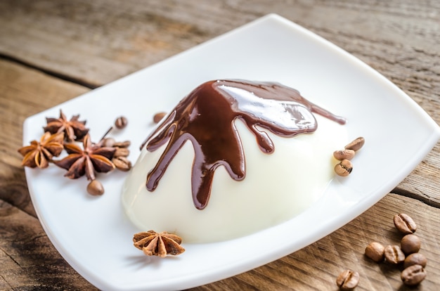 Panna cotta onder chocolade-topping