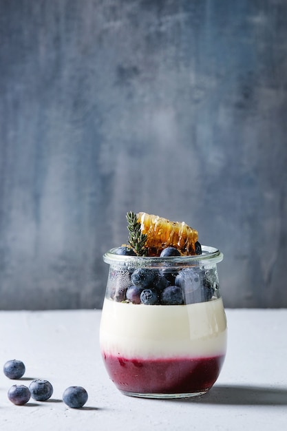 Panna cotta con frutti di bosco