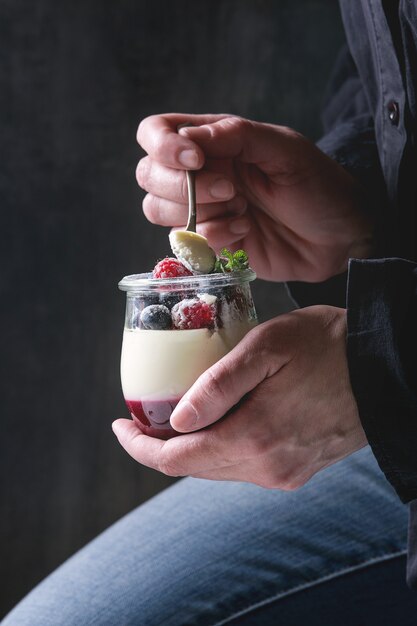 Panna cotta con frutti di bosco