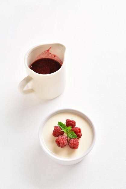 Photo panna cotta with fresh raspberries