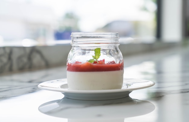 Panna cotta con salsa di fragole