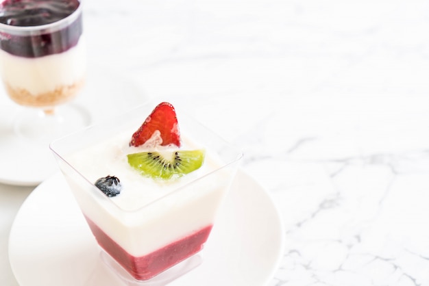 Foto panna cotta con salsa di fragole