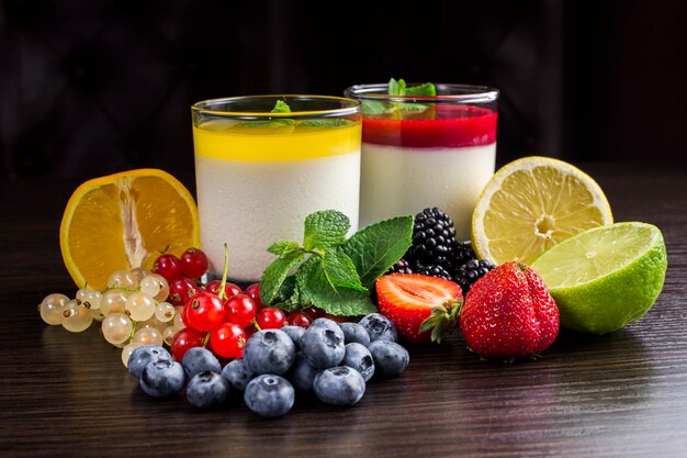 Pannacotta-dessert in een glascontainer en fruit