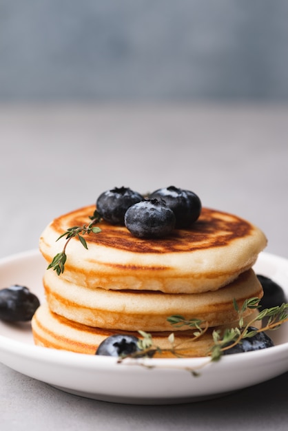 Pannekoek met de blauwe achtergrond van het bessenvoedsel