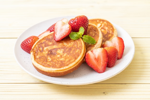 pannekoek met verse aardbeien