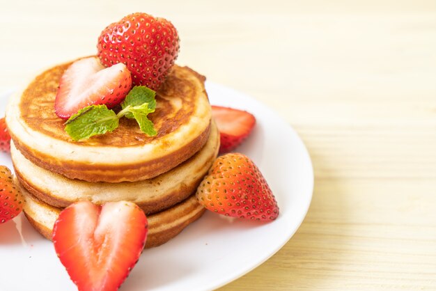 pannekoek met verse aardbeien