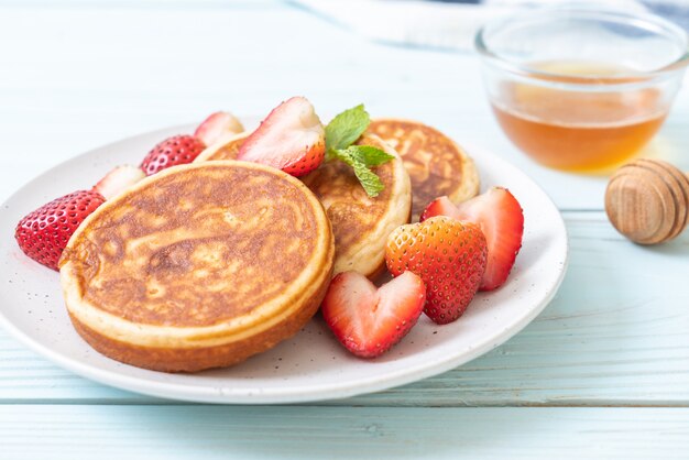 pannekoek met verse aardbeien