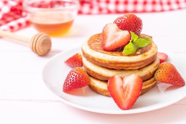 pannekoek met verse aardbeien