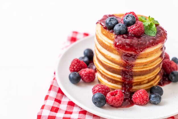 Pannekoek met verse frambozen en bosbessen