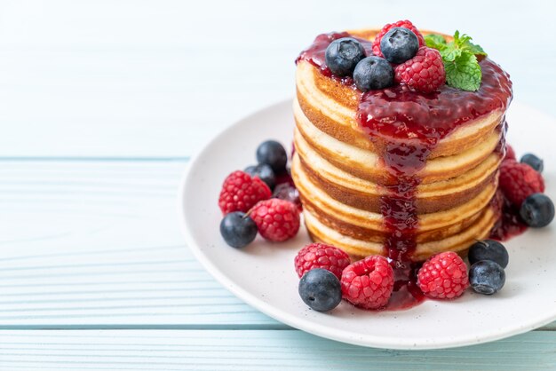 pannekoek met verse frambozen en bosbessen