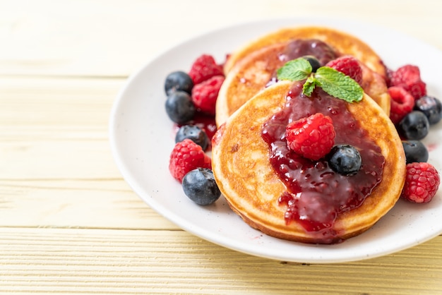 pannekoek met verse frambozen en bosbessen