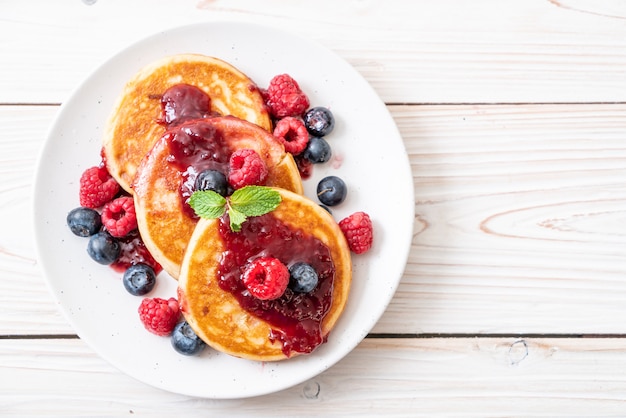 pannekoek met verse frambozen en bosbessen