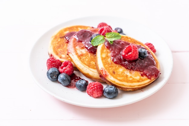 pannekoek met verse frambozen en bosbessen