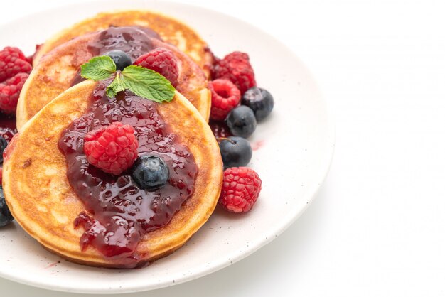 pannekoek met verse frambozen en bosbessen