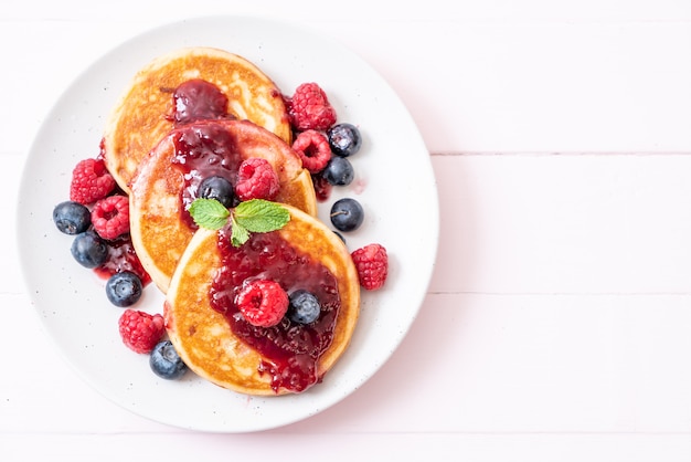 pannekoek met verse frambozen en bosbessen