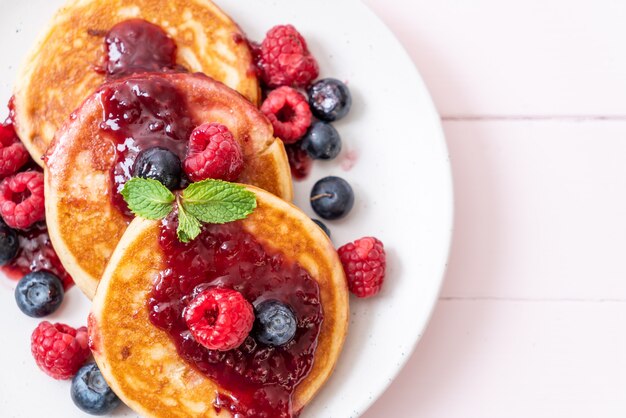 pannekoek met verse frambozen en bosbessen