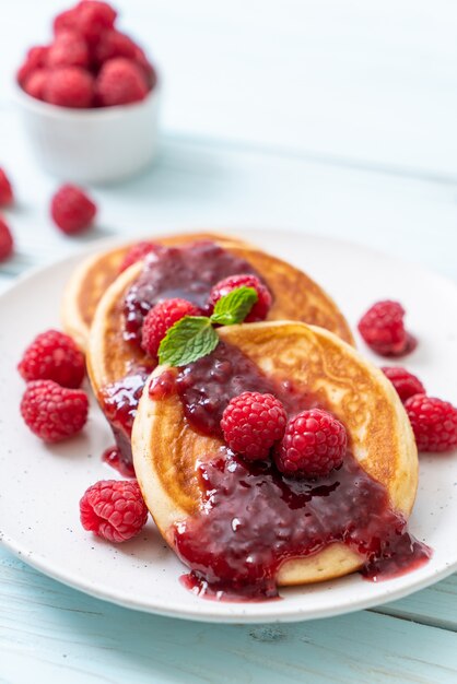 pannekoek met verse frambozen en frambozensaus