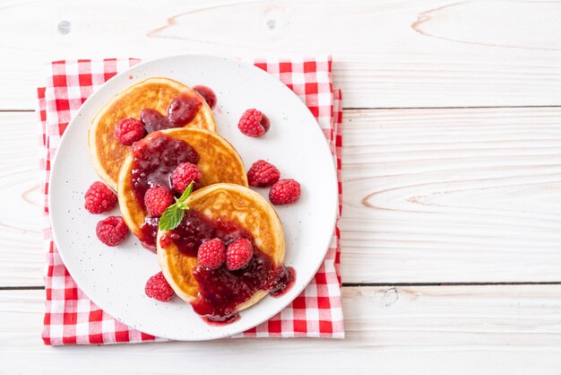 pannekoek met verse frambozen en frambozensaus