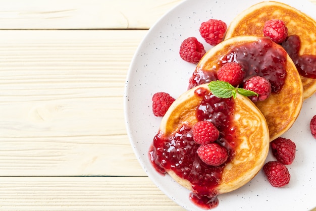 pannekoek met verse frambozen en frambozensaus