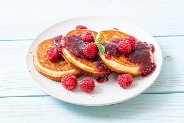 pannekoek met verse frambozen en frambozensaus