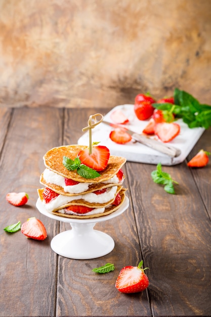 Pannekoekencake met yoghurt en aardbeien