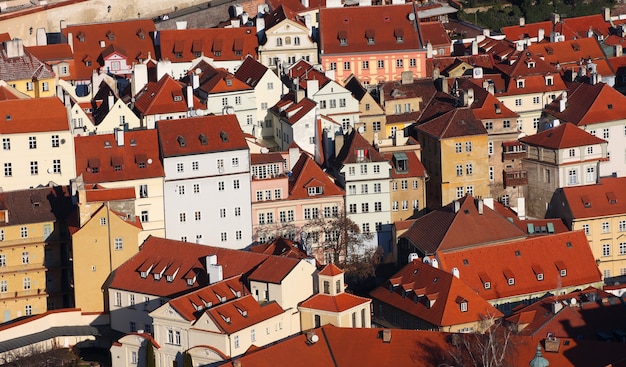 Pannendaken van oude gebouwen in Prague