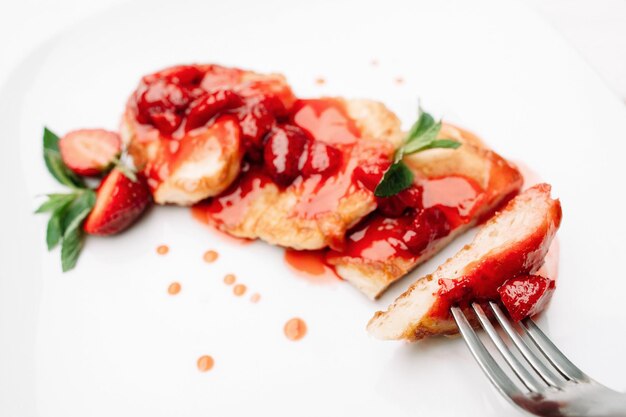 Pannenkoek aardbeien dessert op bord
