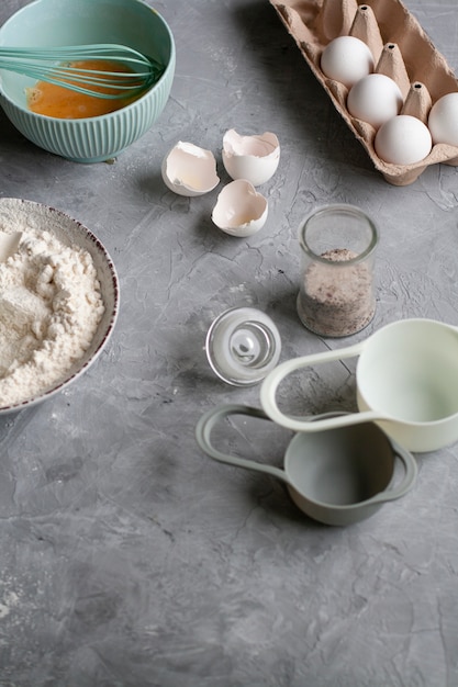 Pannenkoek maken. chef's werkplek met kookinventaris en ingrediënten