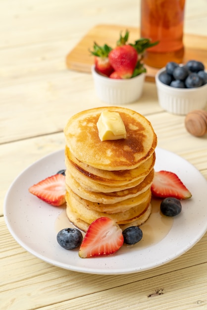 pannenkoek met aardbeien, bosbessen en honing