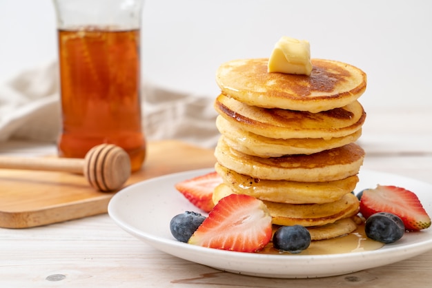 pannenkoek met aardbeien, bosbessen en honing