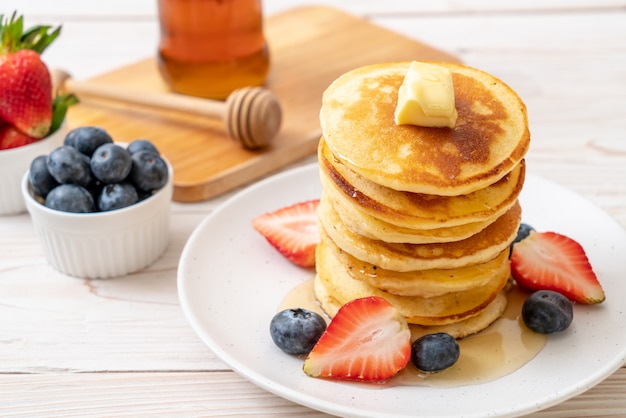 pannenkoek met aardbeien, bosbessen en honing