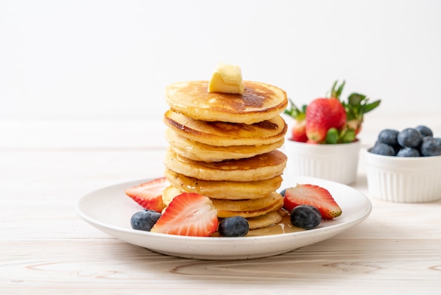 pannenkoek met aardbeien, bosbessen en honing