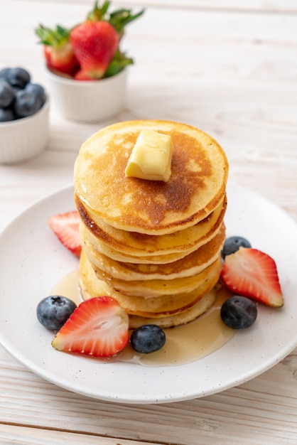 pannenkoek met aardbeien, bosbessen en honing